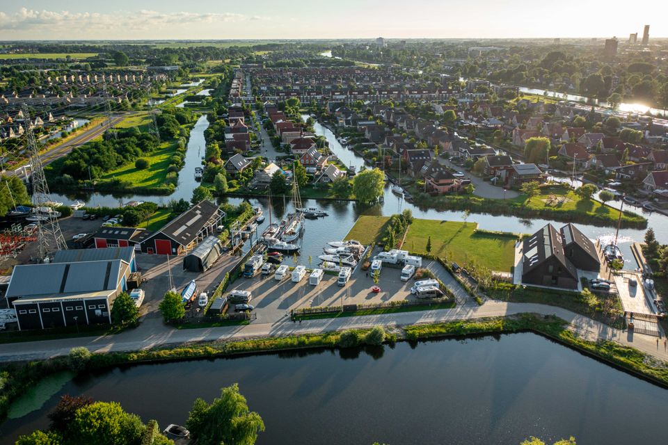 Een mooie luchtfoto van de camperplaats en jachthaven in Zuiderburen