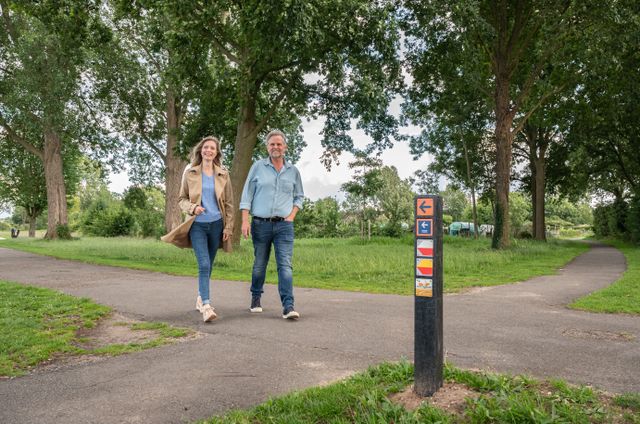 Stel wandelt in de natuur