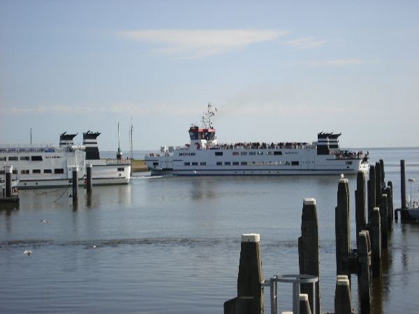 De veerboot Monnik draait net na vertrek weg uit de veerhaven om naar Schiermonnikoog te varen. Links ligt de Rottum nog aan de veersteiger.