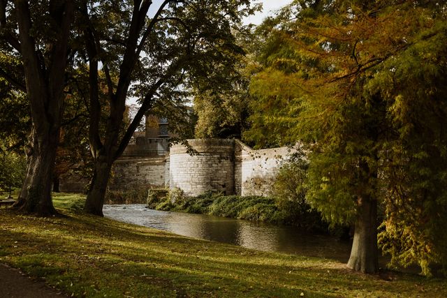 Stadspark Maastricht stuk stadsmuur aan vijver