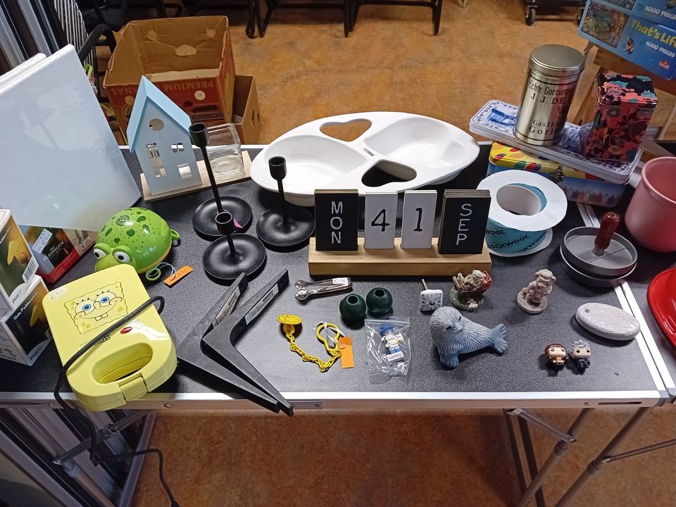 Tafel met spullen die te koop staan