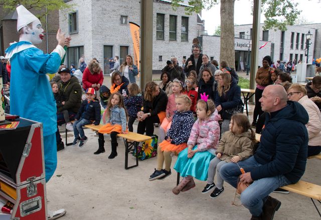 Foto van een clownshow tijdens Koningsdag Zoetermeer 2022.