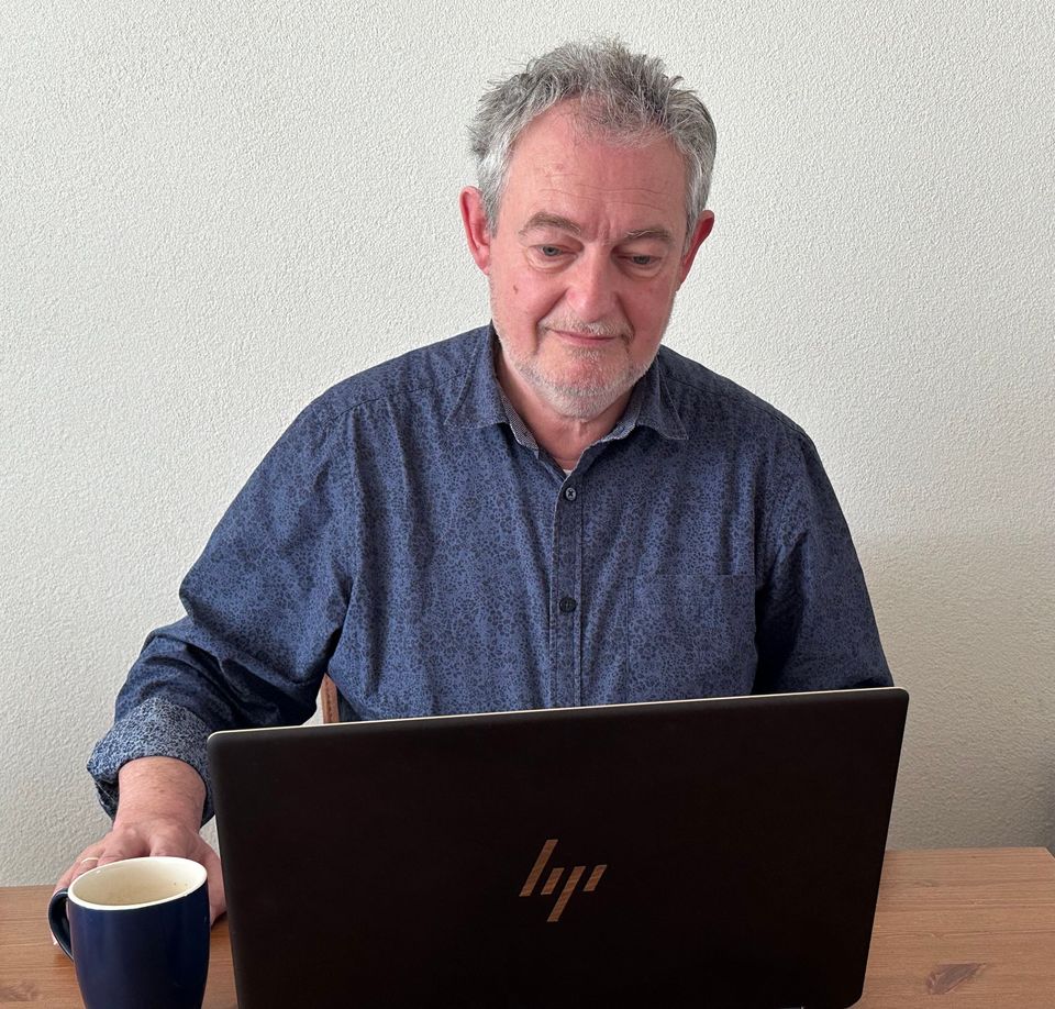 Spreker Marcel de Keijzer achter zijn laptop