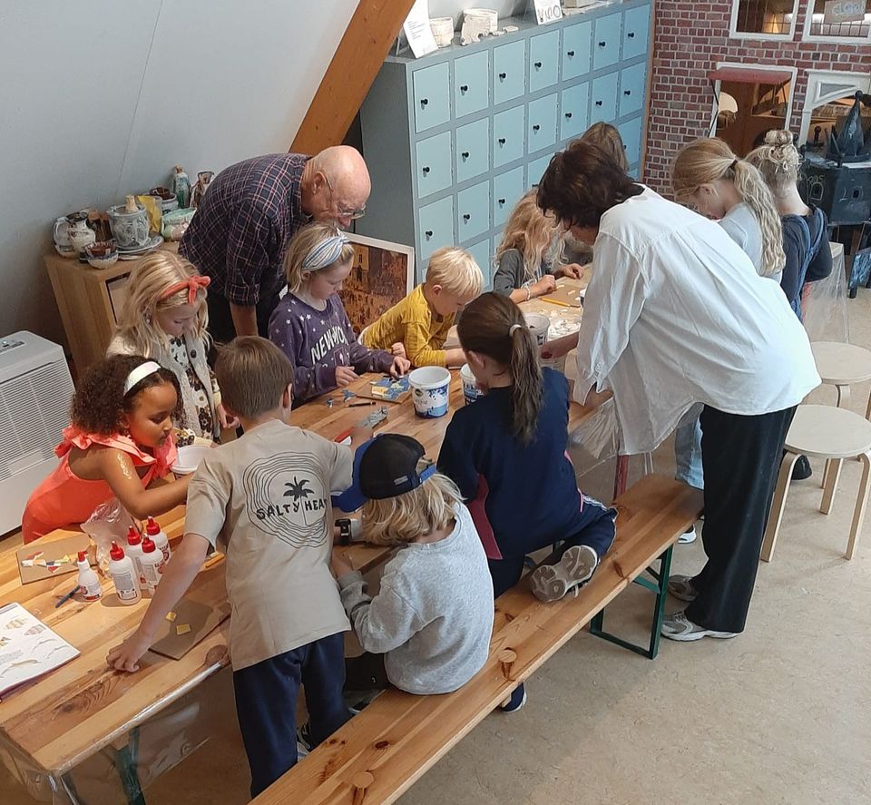 Kinderen die een workshop volgen in het Waterlandsmuseum de Speeltoren