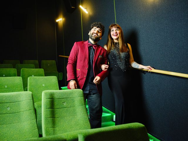 dame en heer gaan groene zaal Filmtheater in