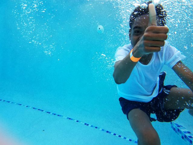 jongetje zwemt onder water