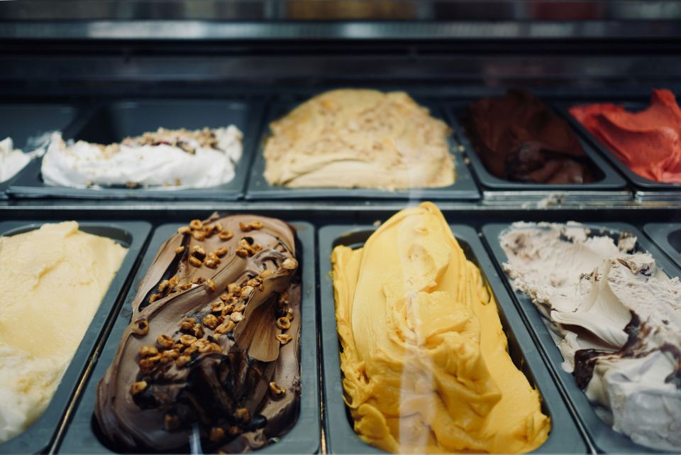 Vitrine mit Eiswannen
