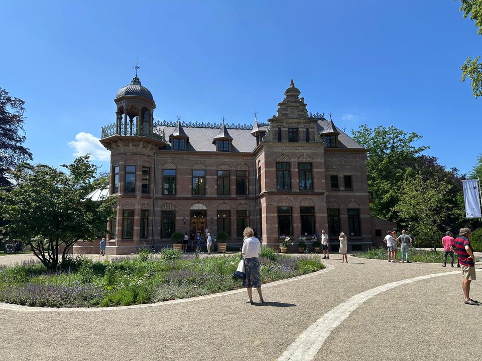 Gebouw op Landgoed Zionsburg in een groene omgeving