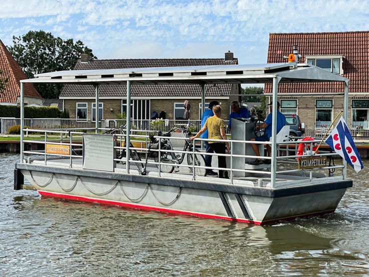 De pont overbrugt het Van Harinxmakanaal