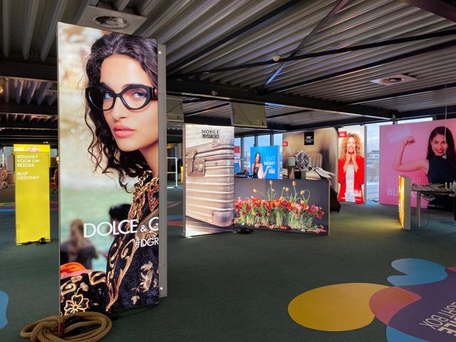 Matrix Frame showroom met Mobile Light Boxes