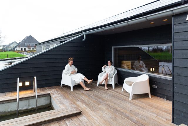Twee vrouwen in badjas bij Pollepleats