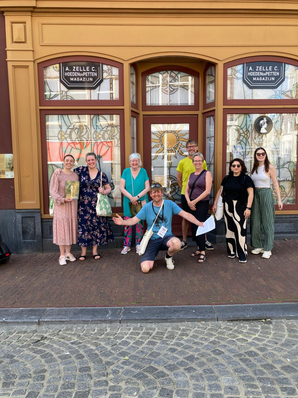Groepsfoto Mata Hari Tour bij geboortehuis 2026