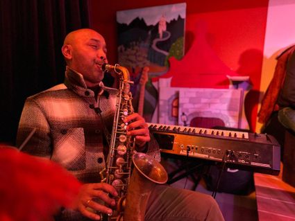 RainbwSjam met saxofonist