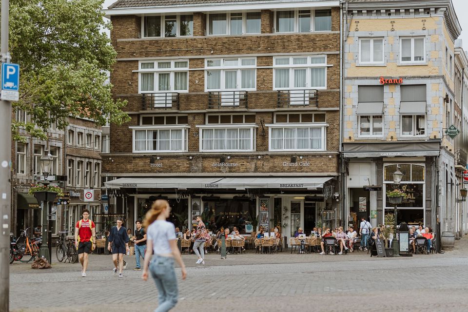Markt Maastricht terrassen Local en Labourse