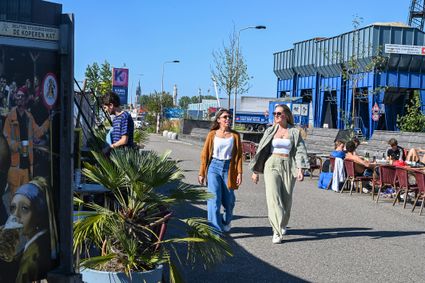 2 meiden wandelen in Delft