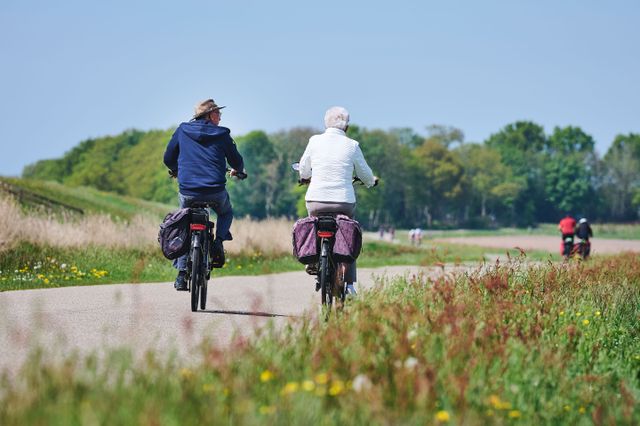 Twee fietsers fietsen richting Paviljoen It Mar.