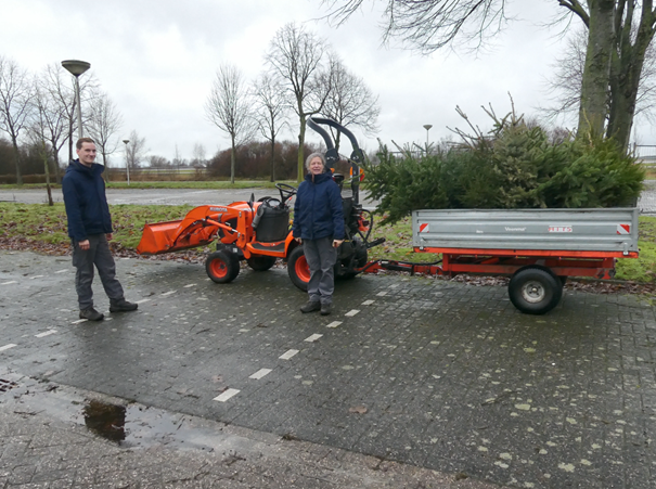Kerstboom wordt ingeleverd bij AquaZoo op het parkeerterrein