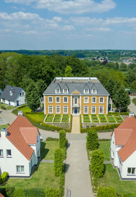 Landal Kasteeldomein De Cauberg luchtfoto huizen