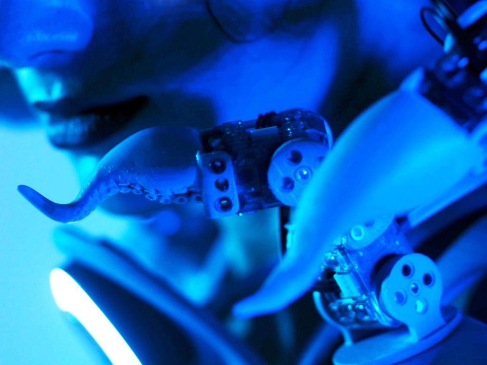 Tentacle jurk van Anouk wipprecht