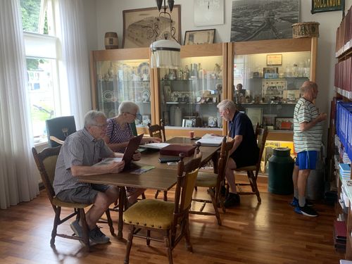 Mensen die aan tafel zitten bij Vereniging Historisch Purmerend