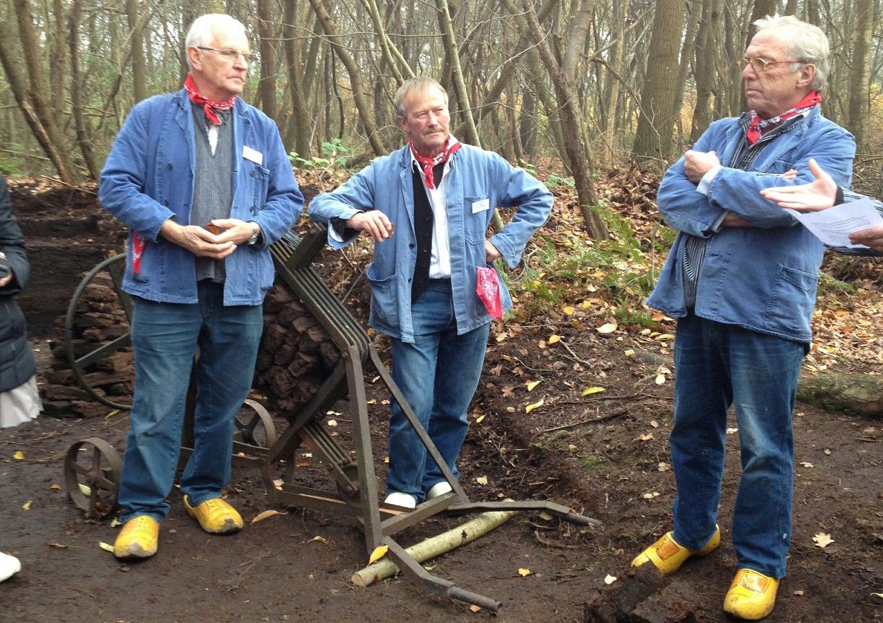 Gidsen annex turfstekers, demonstratie turfsteken Deurne