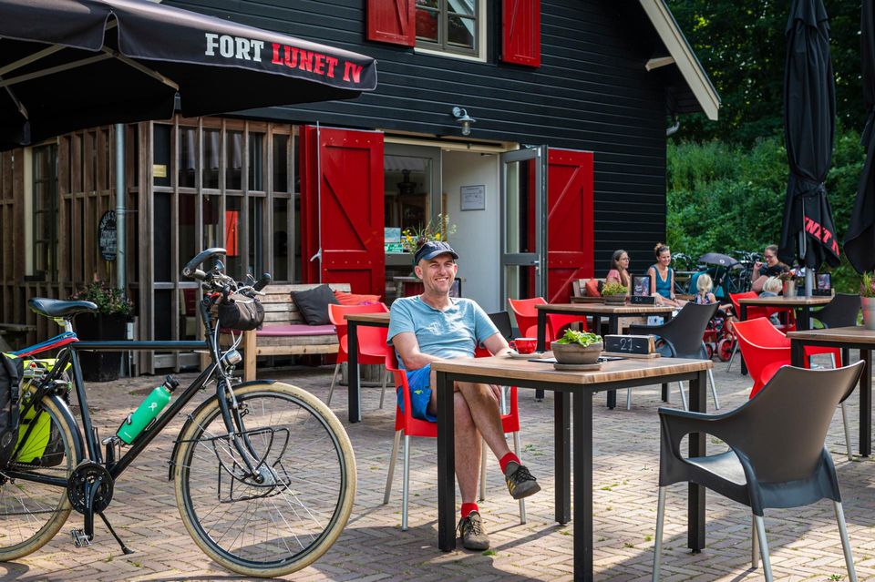Op het terras van brasserie Fort Lunet IV