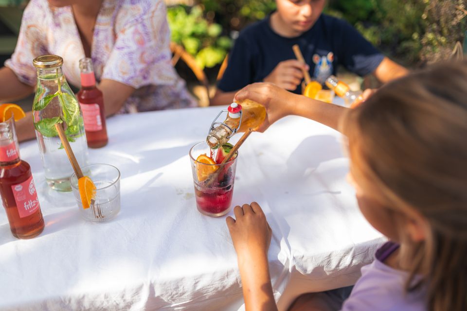 Kinderen drinken limonade op het terras