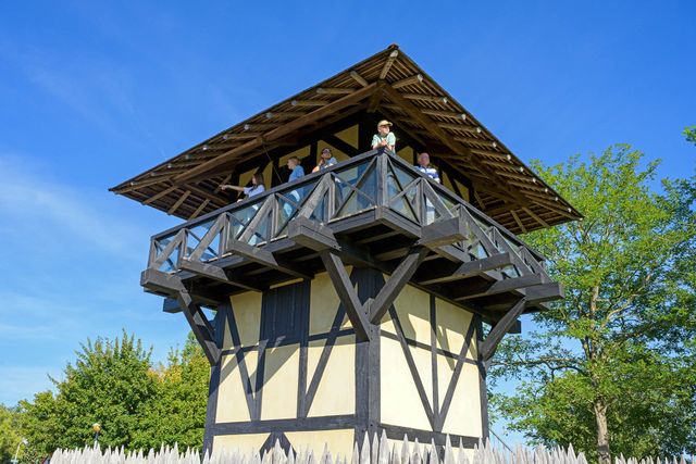 Vanaf de wachttoren zie je Castellum Hoge Woerd zoals de Romeinen het zagen.