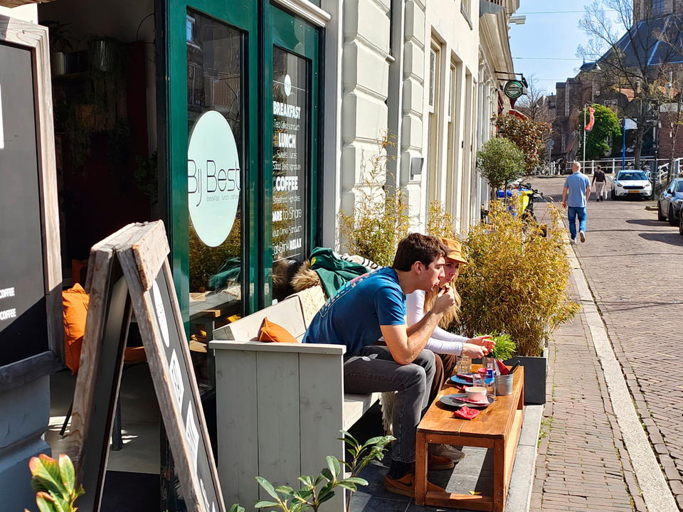 Een stel die aan het lunchen is bij bij best in Delft
