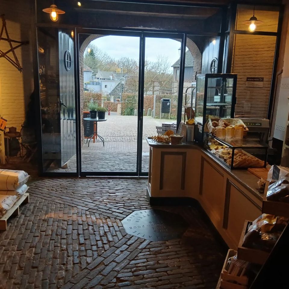 Foto van de buik van de molen met een toonbak waar brood ligt