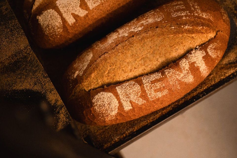 Close-up van een brood waarop met bloem 'Dubbel Drents' op staat.