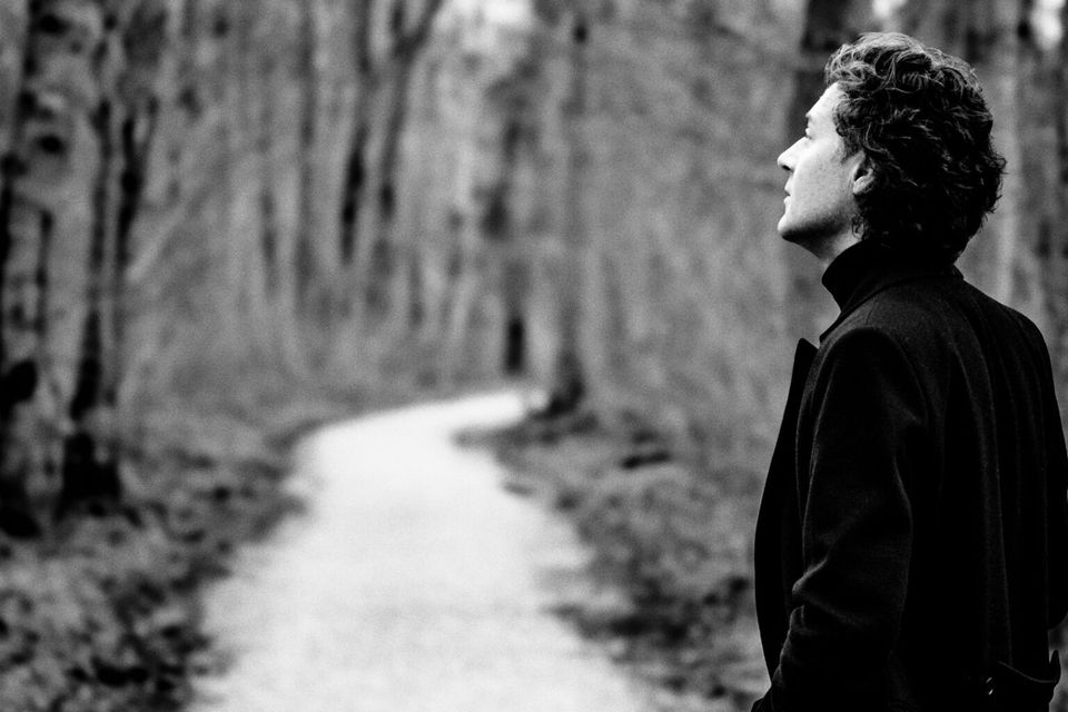 Zwart wit foto van een man in het bos