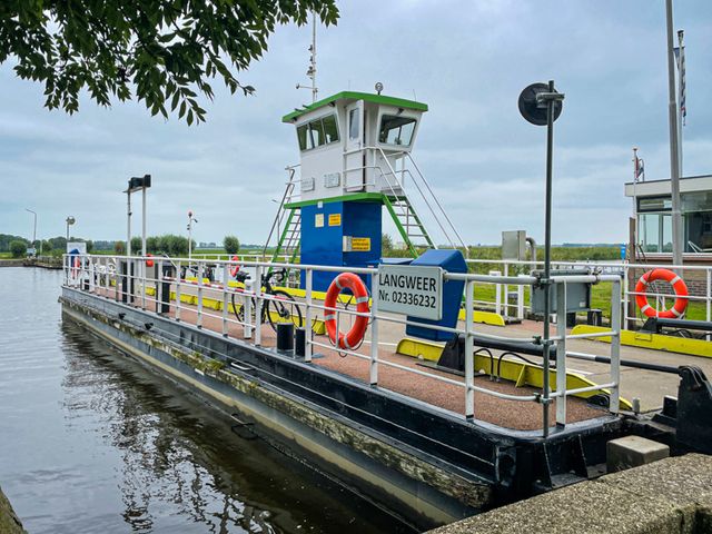 Het veer is voor auto's, fietsers en voetgangers
