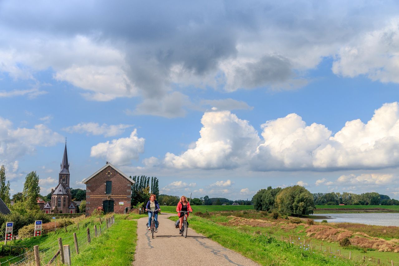 Fietsen langs de Waal bij Weurt, Beuningen