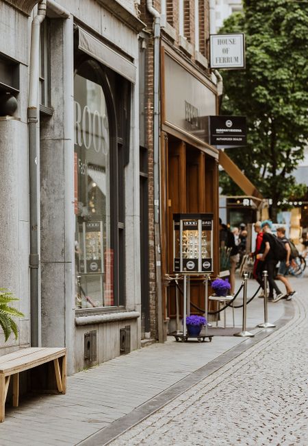 Spilstraat Maastricht winkels en lopende mensen