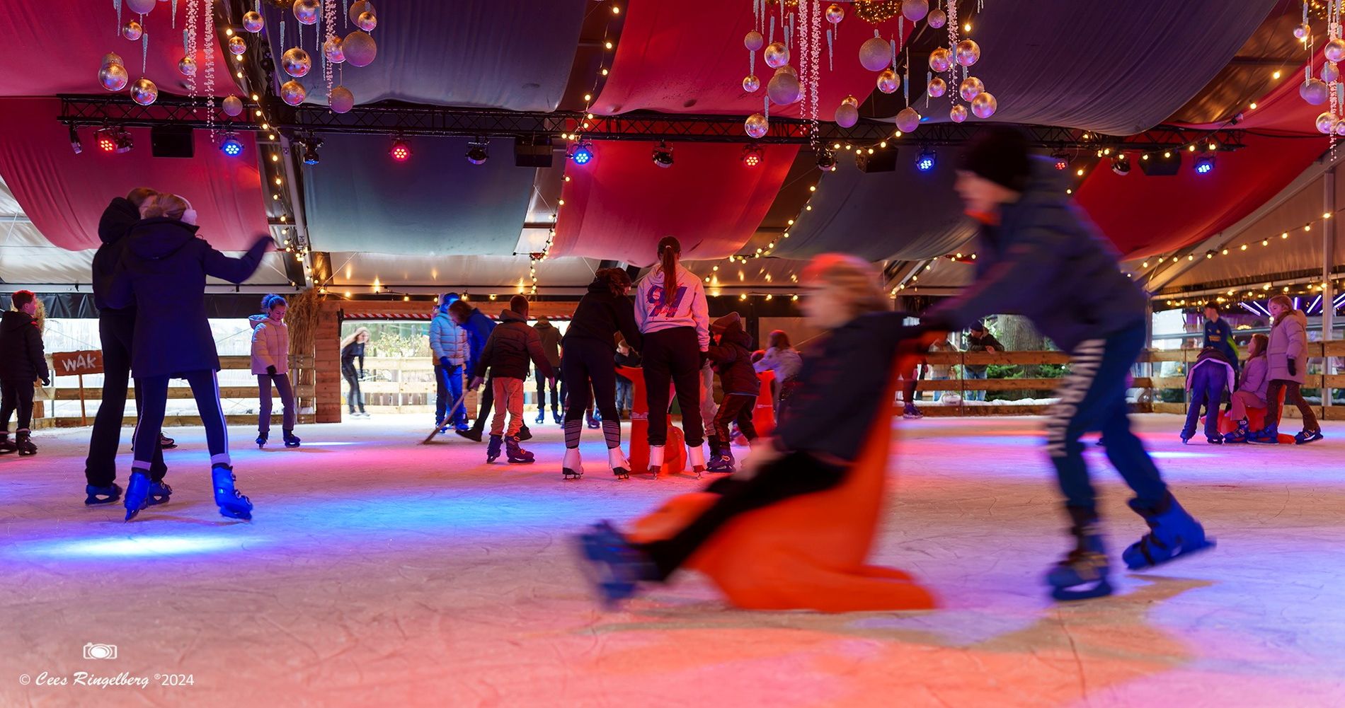 Kinderen aan het schaatsen op de schaatsbaan