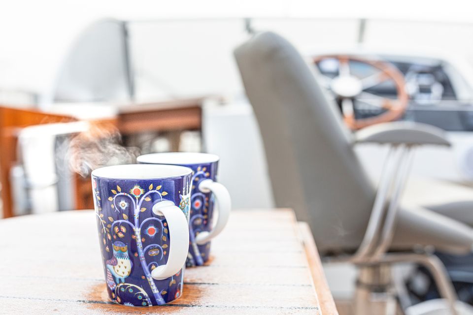 twee koppen met warm drinken erin op een boot