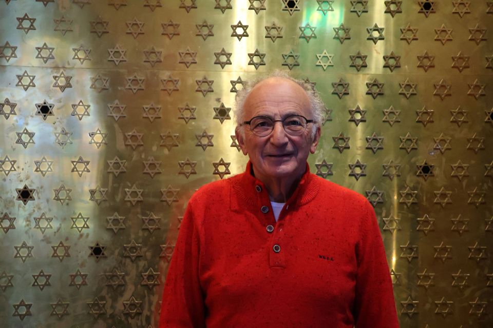 Loek Marcus voor het kunstwerk 'thuis' in Synagoge Groningen