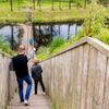 Man met kindje op de Mozesbrug bij Bergen op Zoom