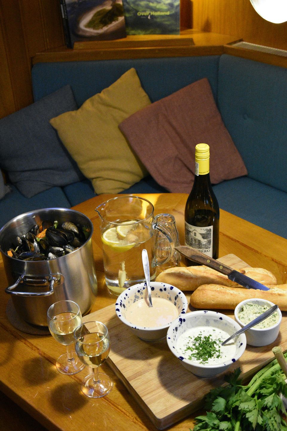 Witte wijn, stokbrood, kruidenboter en mosselen op Franse wijze.