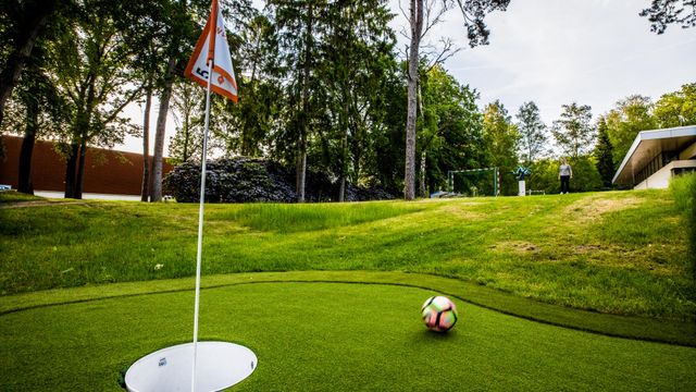 Footgolf op de KNVB Campus in Zeist, waarbij een voetbal richting de hole wordt gespeeld. De foto laat een sportieve en laagdrempelige buitenactiviteit op het groene terrein van de KNVB Campus zien.