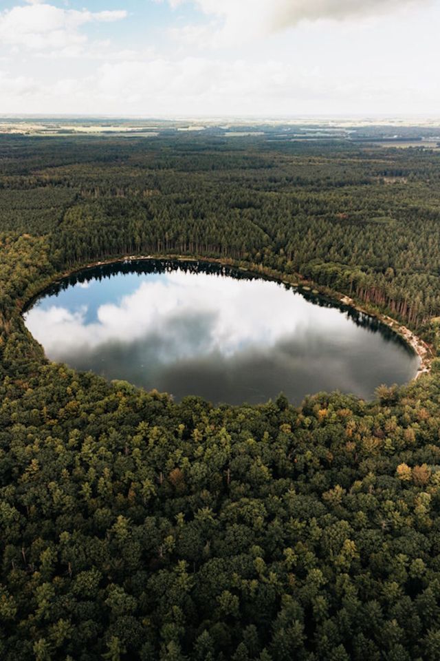 Eine Drohnenaufnahme von einer Pingoruine mitten im Wald in Drenthe.