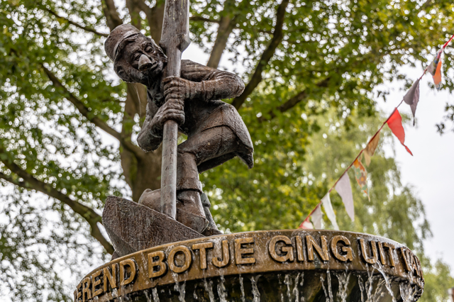 Eine Statue von Berend Botje.