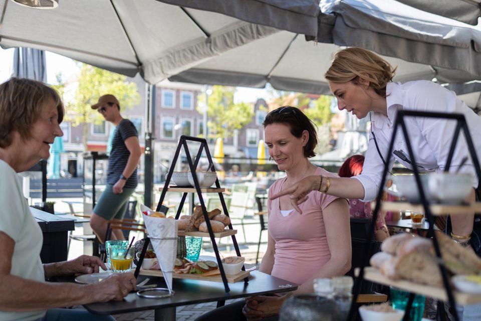 Twee vrouwen op het terras op de Koemarkt in Purmerend.