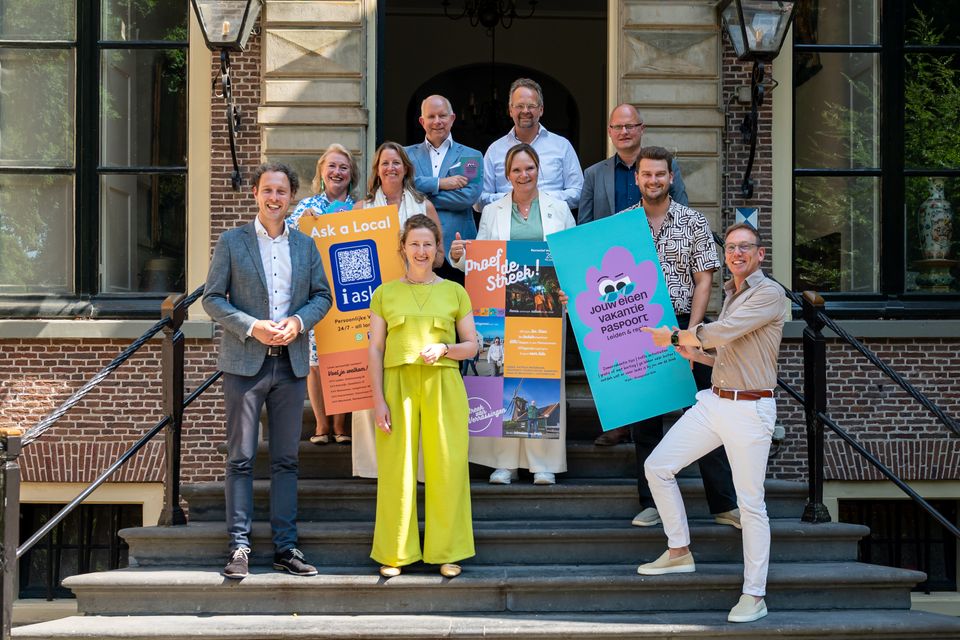 Wethouders uit acht gemeenten vieren verlenging na 10 jaar Streek van Verrassingen in de regio Leiden, op het bordes van Kasteel Oud Poelgeest in Oegstgeest.