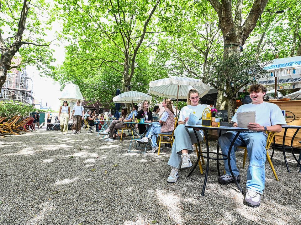 Gezellig terras op het Doelenplein in Delft