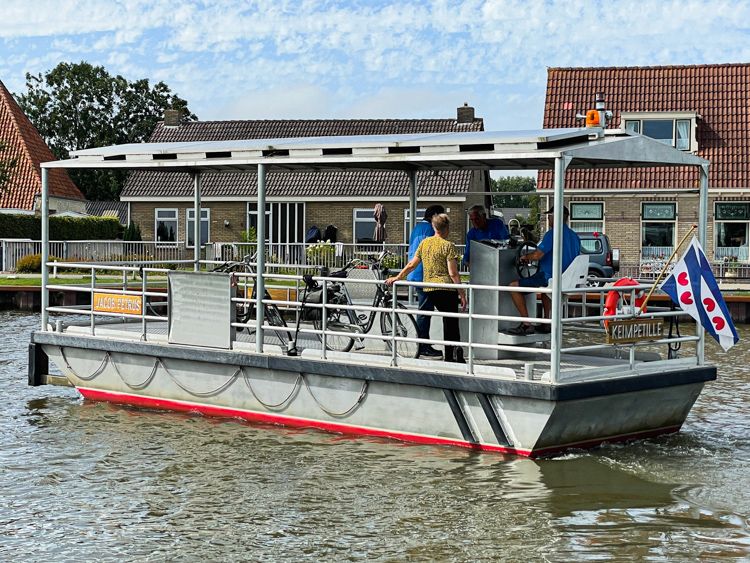 De pont overbrugt het Van Harinxmakanaal