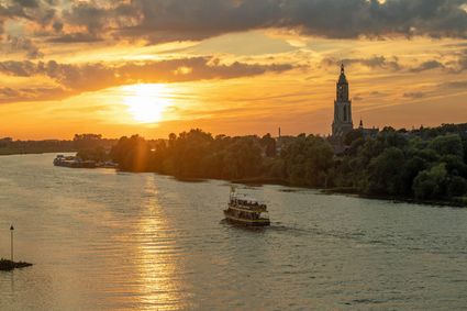De Blauwe Bever vaart langs Rhenen om verderop te keren.