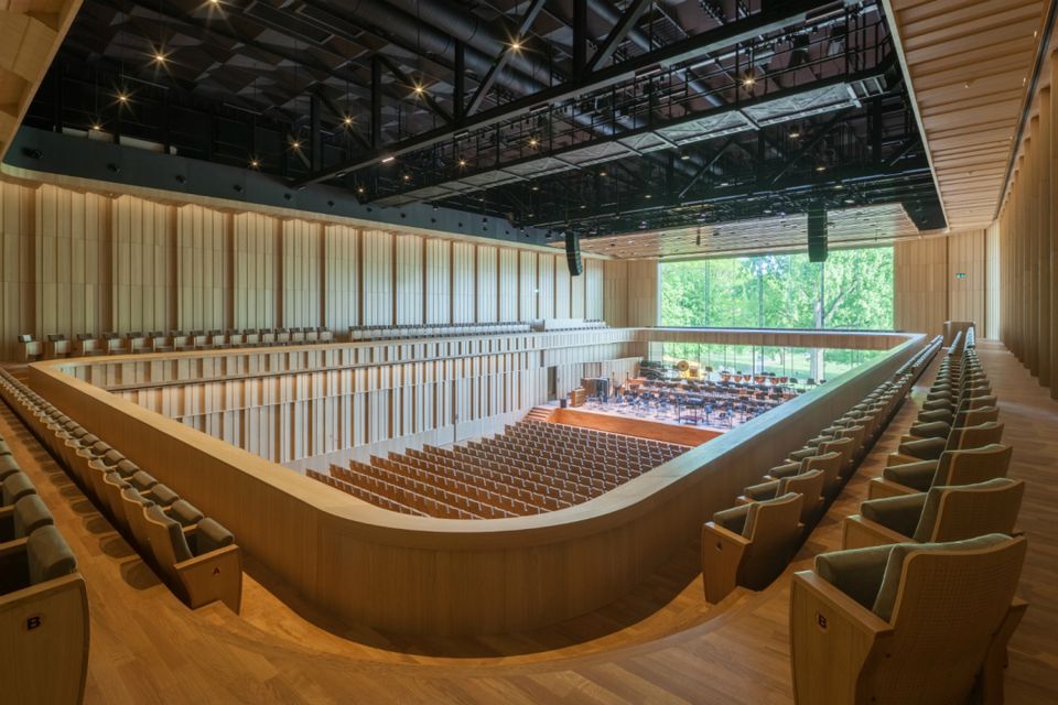 Het interieur van een grote auditorium met stoelen.