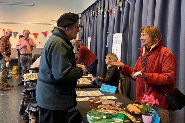 bezoekers praten tijdens de zadenmarkt in De Geus. Wordt de ruil gesloten?